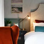 Roseville House - Luxury Accommodation